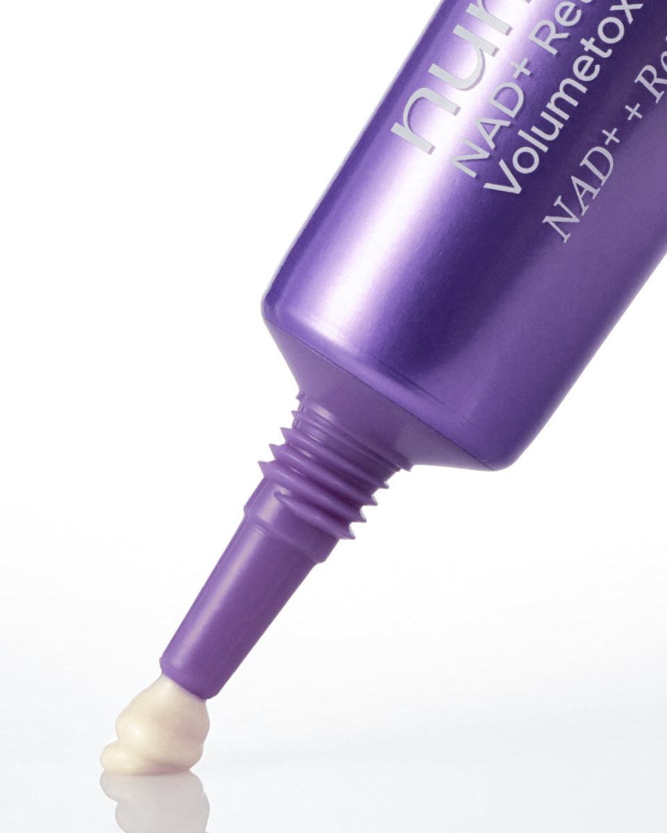 Numbuzin No.9 NAD+ Retinol Volumetox Eye Cream — in use